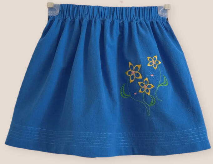 faldita de algodón con bordado de flores amarillas en azul náutica