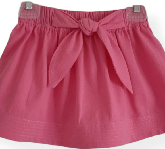 faldita en manta con moño en la cadera en rosa fresa
