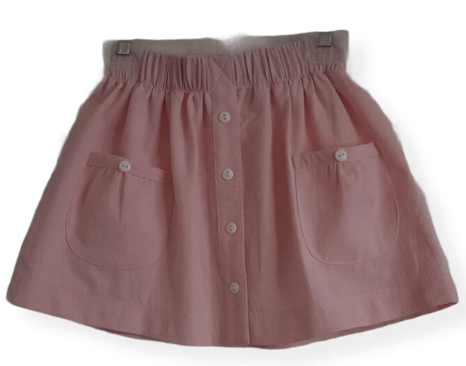 faldita de manta con botones blancos y bolsitas rosa pastel